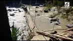 Polisi melakukan olah tkp ambruknya jembatan cariu.