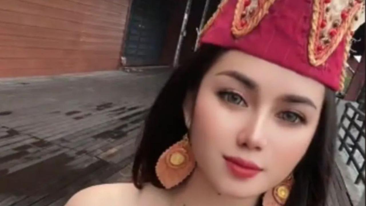 Pesona Wanita Dayak Berbalut Busana Adat