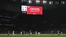 Papan skor menunjukkan tinjauan VAR atas pelanggaran yang berpotensi mendapatkan kartu merah pada laga putaran ketiga Piala FA 2023/2024 antara Tottenham Hotspur menghadapi Burnley di Tottenham Hotspur Stadium, London, Sabtu (6/1/2024) dini hari WIB. (AP Photo/Ian Walton)