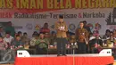 Menteri Pertahanan Ryamizard Ryacudu saat mengikuti Apel Kebhinnekaan Lintas Iman Bela Negara di Lapangan Banteng, Jakarta, Minggu (17/1/2016). Kegiatan tersebut untuk mengajak seluruh elemen masyarakat menolak terorisme (Liputan6.com/Faisal R Syam)