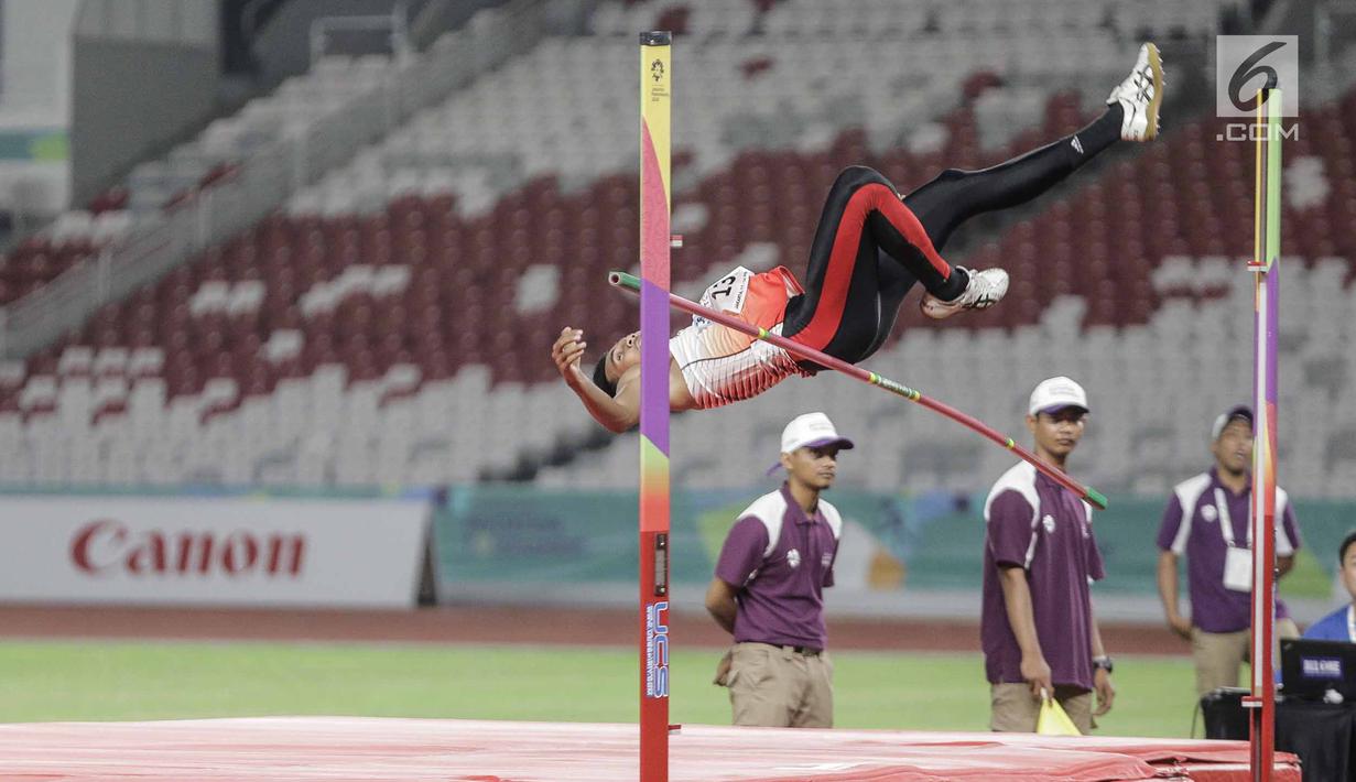 Atlet Indonesia Rizky Ghusyafa Pratama beraksi saat final lompat tinggi putra 18th Asian Games Invitation Tournament di Stadion Utama Gelora Bung Karno, Minggu (11/2). Rizky mendapat perunggu sebagai pemegang posisi ke-3. (Liputan6.com/Faizal Fanani)