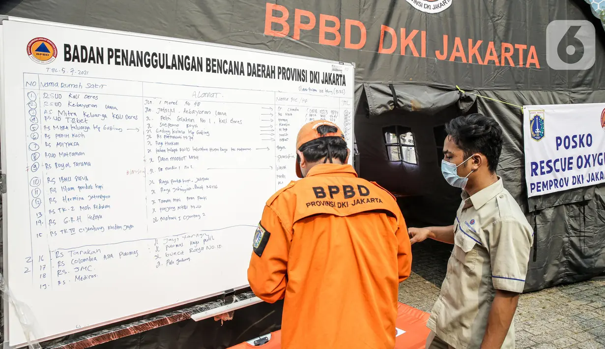 Sejumlah petugas mendata tabung oksigen yang akan didistribusikan di Posko Rescue Oxygen, Monas, Jakarta, Senin (5/7/2021). Tabung oksigen yang kosong akan dibawa oleh armada truk dan petugas Pemprov DKI Jakarta ke tempat pengisian di kawasan Cilegon. (Liputan6.com/Faizal Fanani)