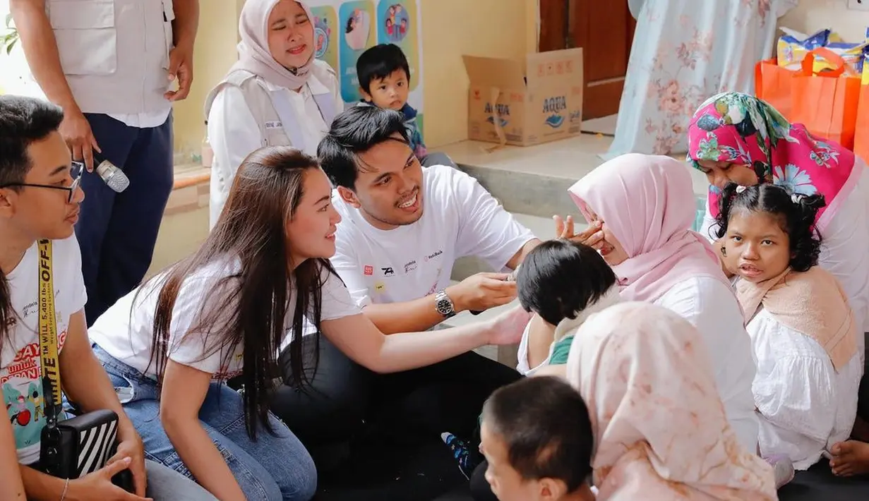 Kehadiran Aaliyah Massaid dan Thariq Halilintar di acara tersebut disambut dengan meriah. Keduanya pun begitu menikmati acara dengan berkenalan dan bercengkrama dengan teman-teman disablilitas Jendela Ibu. [Foto: Instagram @aaliyah.massaid]
