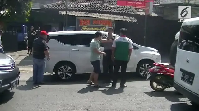 Akibat senggolan di jalan raya, seorang pemudik dan kernet bus hampir adu jotos di kawasan Sumedang.