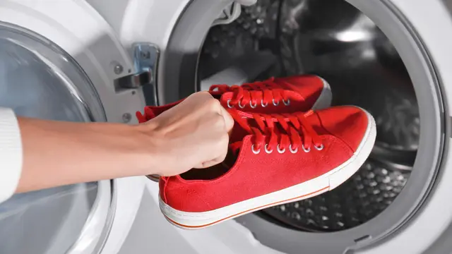 Bikin Cepat Rusak, Inilah 3 Kesalahan yang Perlu Dihindari saat Mencuci Sepatu