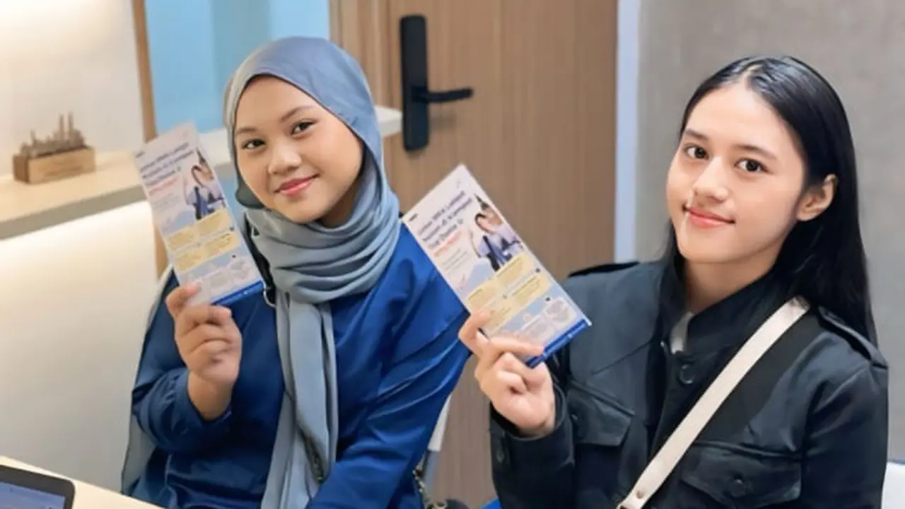 Sekelompok anak muda kota Kembang Bandung yang tergabung dalam Kobi Education, membuka layanan konsultasi gratis mengenai kuliah ke Luar negeri secara lengkap. (Liputan6.com/Jayadi Supriadin)
