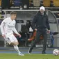 Pelatih Real Madrid Zinedine Zidane pada pertandingan Liga Champions, Grup B, melawan Shakhtar Donetsk di Stadion Olimpiyskiy di Kyiv, Ukraina, Selasa, 1 Desember 2020. (Foto AP / Efrem Lukatsky)