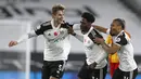 Bek Fulham, Ola Aina, merayakan gol yang dicetaknya ke gawang West Bromwich pada laga lanjutan Liga Inggris di Craven Cottage, Selasa (3/11/2020) dini hari WIB. Fulham menang 2-0 atas West Bromwich. (AFP/Frank Augstein/pool)