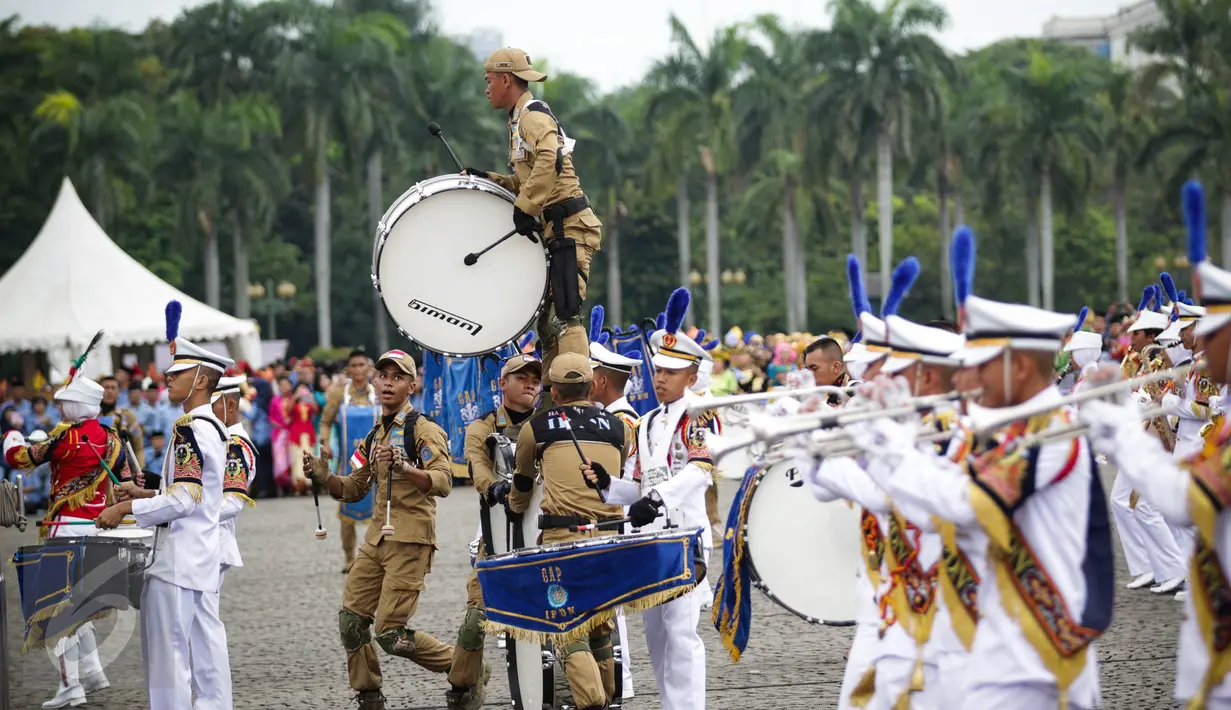 Aksi marching band IPDN memainkan alat musik trompet dan baritone horn pada upacara peringatan HUT Korpri ke 45 di Silang Monas, Jakarta,  Selasa (29/11). Pada peringatan tersebut, Presiden Jokowi menjadi Inspektur Upacara. (Liputan6.com/Faizal Fanani)
