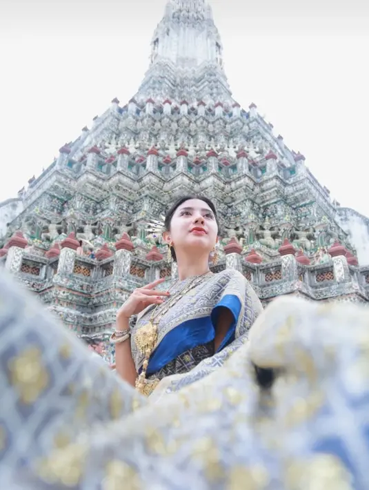 Pasalnya, bangunan kuil unik ini terlihat pas dipadukan dengan gaun Chut Thai. Begitu pula Ghea Youbi yang seketika bertransformasi bak putri kerajaan. (Lipitan6.com/IG@gheayoubi)