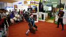 Pantomim hibur pengunjung di gerai BPJS ketenagakerjaan pada acara Indonesia Business & Development (IBD) Expo 2016 di JCC, Jakarta, Sabtu (10/9). Aksi menghibur ini merupakan program edukasi kepada pengunjung. (Liputan6/JohanTallo)