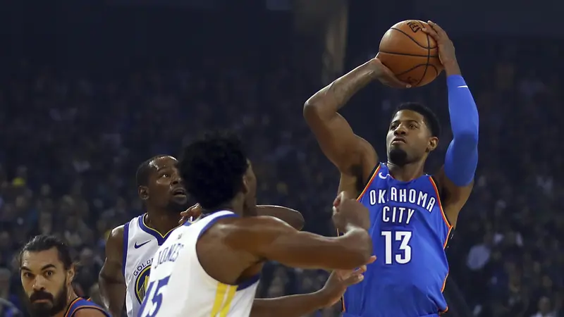 Aksi Pemain Thunder Paul George saat melawan Warriors di NBA 2018-2019