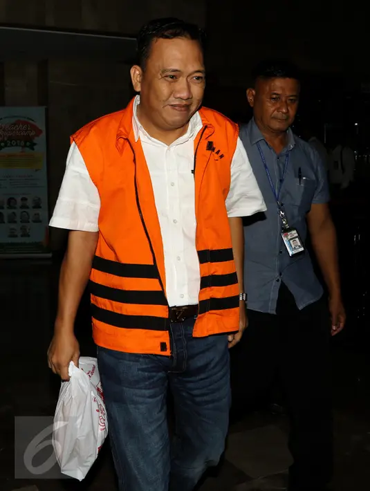 Direktur CV Putra Pratama Zulfikar Muharrami berjalan keluar Gedung KPK, Jakarta, seusai menjalani pemeriksaan, Senin (10/10). Zulfikar diduga turut menyuap Bupati Banyuasin Yan Anton sebesar Rp 1 Milyar. (Liputan6.com/Helmi Afandi)