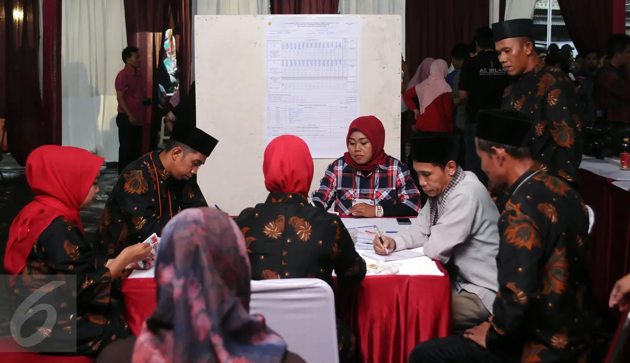 Petugas KPPS melakukan penghitungan ulang surat suara Pilkada DKI Jakarta putaran 2 di TPS 027, Kebagusan, Jakarta, Rabu (19/4). Pasangan Basuki Tjahaja Purnama-Drajot Sjaiful Hidayat kalah 252-292. (Liputan6.com/Helmi Fithriansyah)