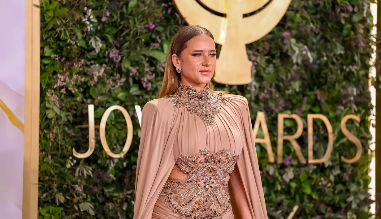 Nelly Karim memilih anting ruby pear-shaped 2.90 carats dan 3.02 carats, dengan taburan berlian pear dan marquise, lalu melengkapinya dengan cincin bertabur tourmaline 10.46 carats plus aksen sapphire dan amethyst dalam 18-karat rose gold.  [Dok/chopard].