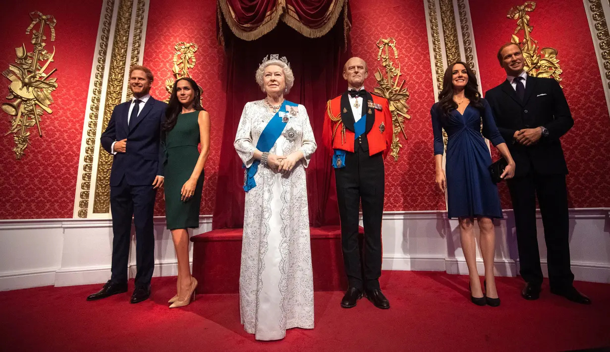 Patung lilin Pangeran Harry dan Meghan Markle berdiri di samping Ratu Elizabeth II, Pangeran Philip, Pangeran William dan Kate Middleton di Madame Tussauds London, Kamis (9/1/2020). Madame Tussauds London menarik replika Harry dan Meghan dari tampilan anggota kerajaan. (Victoria Jones/PA via AP)