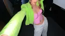 Atau foto yang satu ini, Cinta Laura memberi inspirasi tampil di acara formal dengan outfit berwarna-warni. Cropped top pink, dipadu dengan blazer hijau terang, dan celana panjang putih polos menarik untuk dicoba. Foto: Instagram.