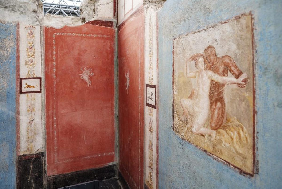 Lukisan dinding (fresco) di rumah berusia 1.945 tahun di kuta kuno Pompeii, Italia.