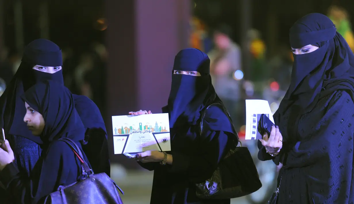 Sejumlah wanita menunjukkan sertifikat usai mengikuti workshop mengemudi di Ibu Kota Riyadh, Arab Saudi, Kamis (21/6). Pemerintah Arab Saudi kini telah memperbolehkan kaum wanita untuk mengendarai kendaraan. (FAYEZ NURELDINE/AFP)