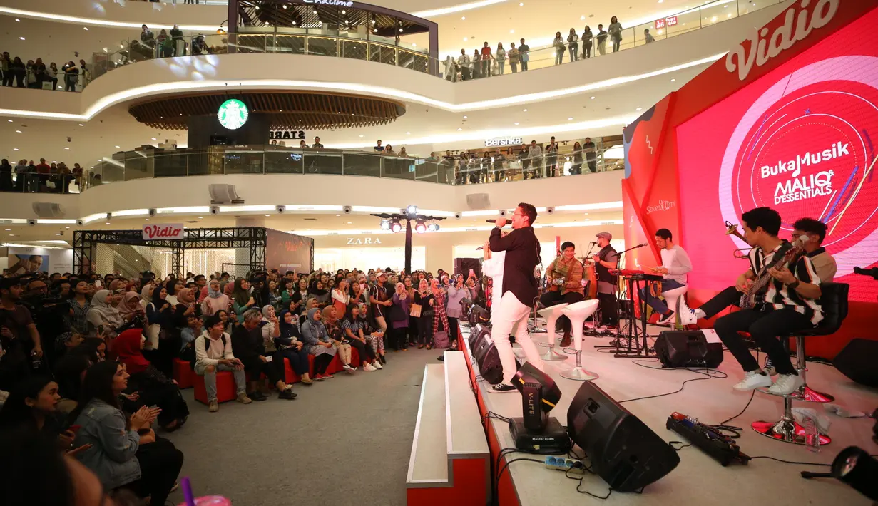 Maliq & D'essentials di acara Vidio.com, Senayan, Jakarta Pusat, Minggu (22/9/2019). (Daniel Kampua/Fimela.com)
