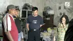 Saat digerebek, sang pria malah bersembunyi di balik pintu.