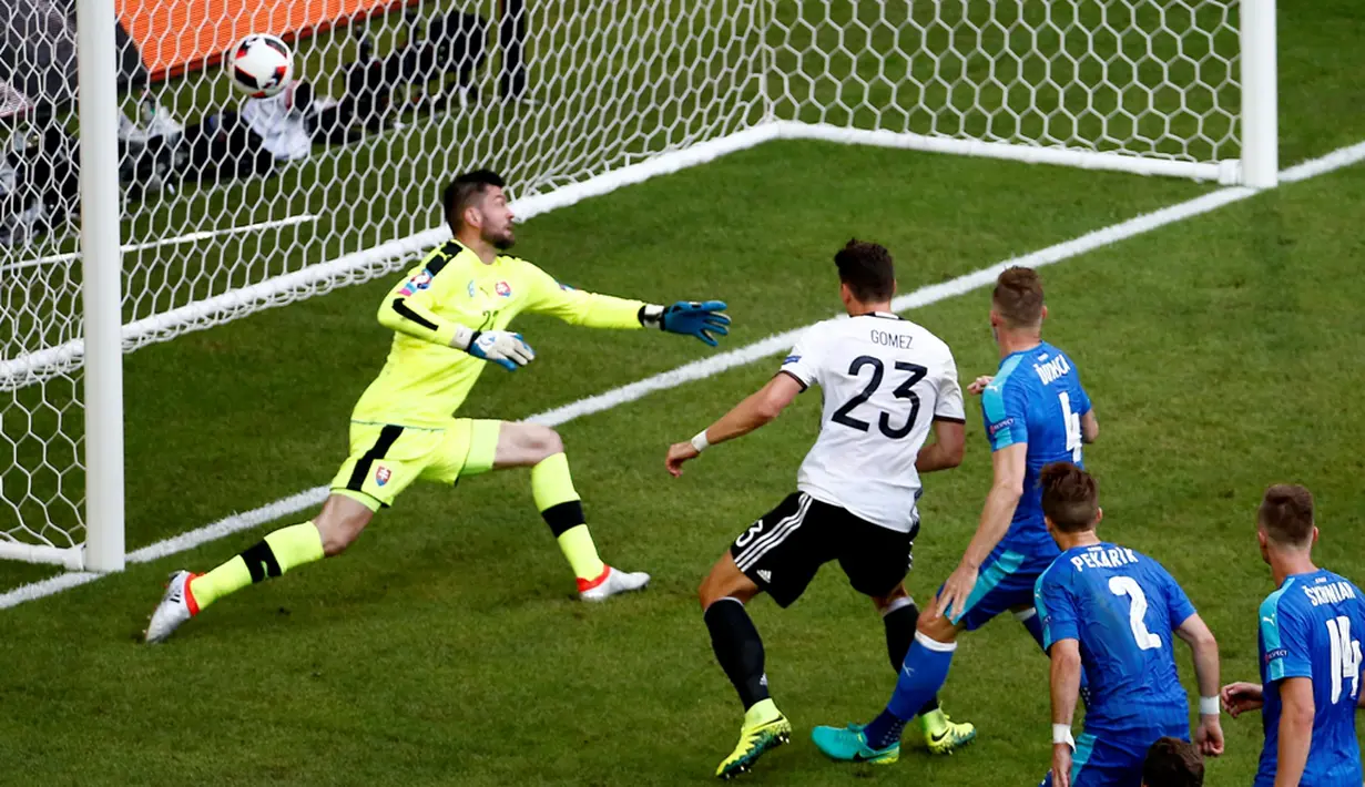 Pemain Jerman, Mario Gomez, saat mencetak gol ke gawang Slovakia pada laga 16 besar Piala Eropa 2016 di Stade Pierre Mauroy, Lille, Minggu (26/6/2016) malam WIB. (EPA/Rolex Dela Pena)