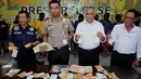 Jajaran Polres Jakarta Utara menunjukkan barang bukti saat merilis 27 kasus narkoba dengan total 33 tersangka selama Januari 2016 di Polres Jakut, Senin (15/2). Barang bukti yang disita yaitu 622 gram sabu dan 8,49 gram ganja (Liputan6.com/Gempur M Surya)