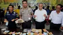 Jajaran Polres Jakarta Utara menunjukkan barang bukti saat merilis 27 kasus narkoba dengan total 33 tersangka selama Januari 2016 di Polres Jakut, Senin (15/2). Barang bukti yang disita yaitu 622 gram sabu dan 8,49 gram ganja (Liputan6.com/Gempur M Surya)