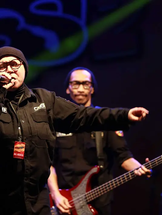 Melly Goeslaw tampil di Kampung GaSS 2 bersama band Potret yang digawanginya di Sabuga, Bandung, Jawa Barat, Rabu (19/8/2015). (Deki Prayoga/Bintang.com)