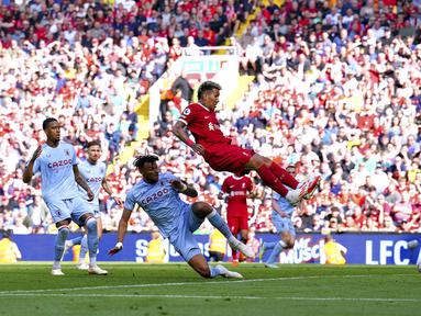 Pemain Liverpool Roberto Firmino mencetak gol ke gawang Aston Villa pada pertandingan sepak bola Liga Inggris di Stadion Anfield, Liverpool, Inggris, Sabtu (20/5/2023). (Peter Byrne/PA via AP)