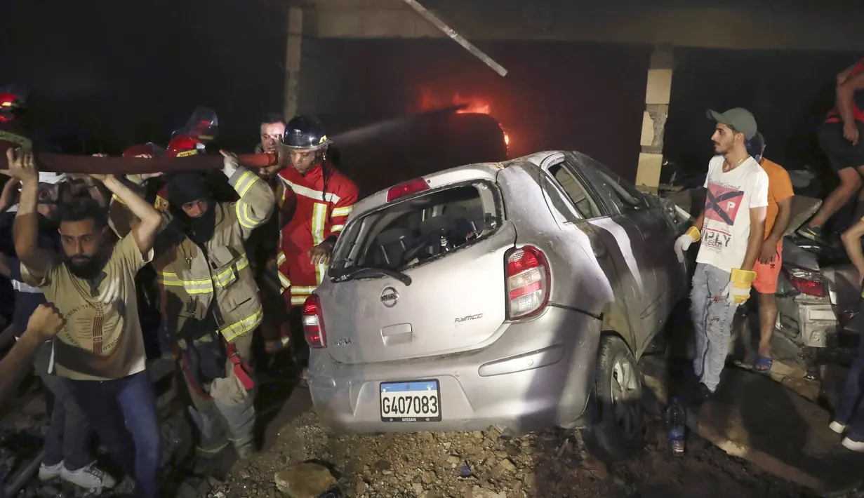 Petugas pemadam kebakaran memadamkan api di gedung setelah tangki bahan bakar meledak di lingkungan Tariq al-Jdide di Beirut (9/10/2020). Upaya penyelamatan korban masih berlangsung di lokasi. (AP Photo/Bilal Hussein)