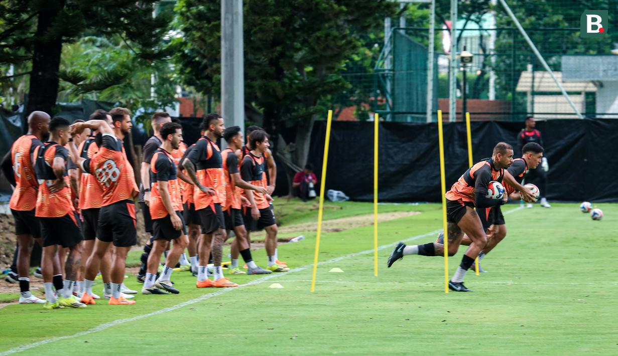 Persija Jakarta harus banyak kehilangan pemain menjelang laga melawan Persebaya Surabaya dalam laga lanjutan BRI Super League 2025/2026. (Bola.com/Bagaskara Lazuardi)