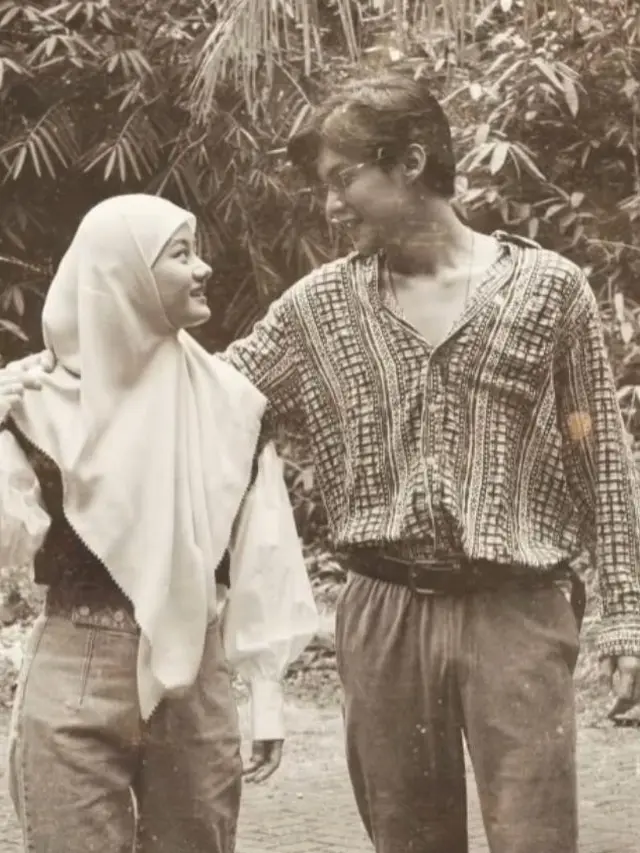 Gaya Pemotretan Jadul Rey Mbayang dan Dinda Hauw. (Sumber: Instagram/rey_mbayang)