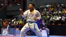 Karateka Jawa Barat, Rahmad saat berlaga di final Kata Putra Perorangan PON XIX di GOR Sabuga, Bandung, Minggu (18/9). Rahmad berhasil meraih emas setelah unggul atas karateka Jambi, Erlando Stevano. (Liputan6.com/Helmi Fithriansyah)