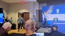 Thomas Tuchel bersama gelandang Declan Rice memasuki ruang konferensi pers di Media Center Boston, Amerika Serikat, Senin (22/6/2026). Keduanya hadir untuk memberikan keterangan kepada media terkait kesiapan Timnas Inggris menghadapi lanjutan fase grup Piala Dunia 2026. (KLY Sports/Hery Kurniawan)