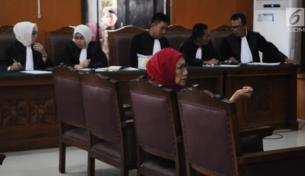 Terdakwa kasus dugaan penyebaran berita bohong atau hoaks Ratna Sarumpaet menjalani sidang lanjutan di PN Jakarta Selatan, Rabu (6/3/2019). Sidang tersebut beragendakan pembacaan nota keberatan atau eksepsi. (Liputan6.com/Herman Zakharia)
