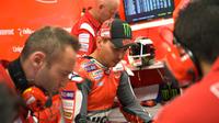 Pebalap Ducati, Jorge Lorenzo, terpuruk pada hari terakhir tes pramusim MotoGP 2018 di Sirkuit Buriram, Thailand, Minggu (28/2/2018). (Twitter/Ducati Motor)