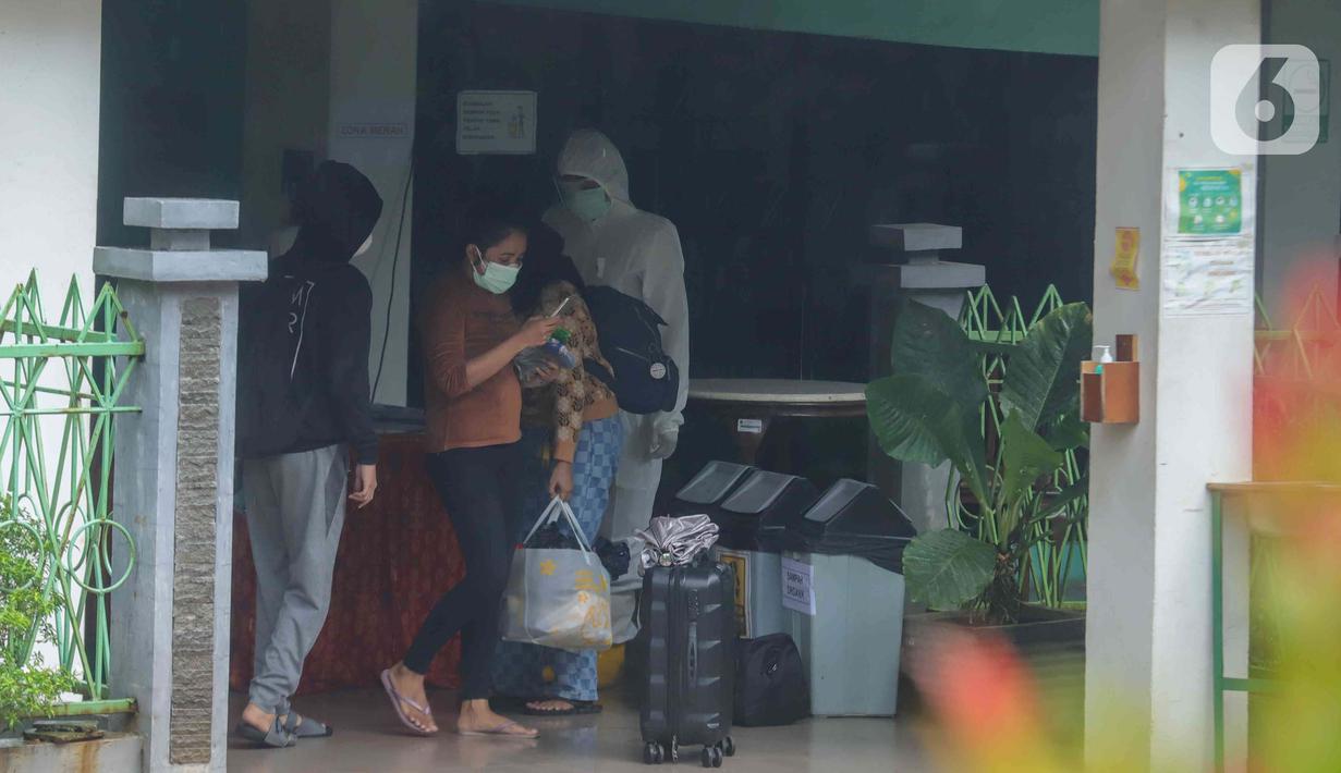 Pasien COVID-19 tiba untuk isolasi di Graha Wisata TMII, Jakarta, Selasa (8/2/2022). Pemerintah Provinsi DKI Jakarta menjadikan Graha Wisata TMII sebagai tempat isolasi bagi pasien COVID-19 dengan kapasitas 41 kamar yang dapat menampung 100 pasien. (Liputan6.com/Herman Zakharia)