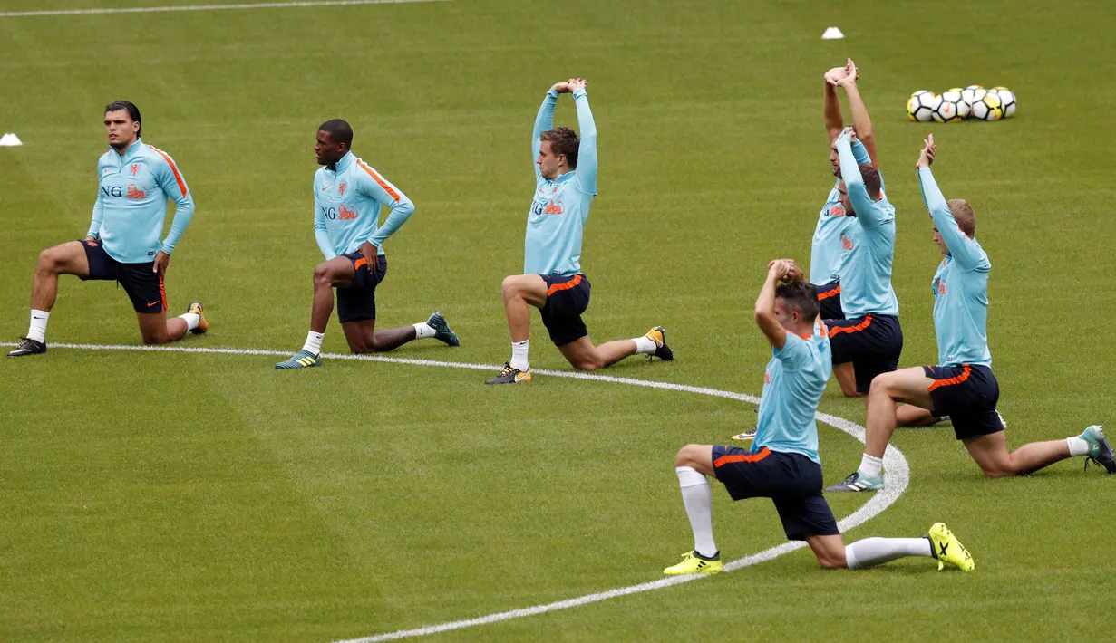 Para pemain Belanda tengah serius melakukan pemansan sebelum berlatih strategi di Stade de France stadium, Saint Denis, (30/8/2017). Belanda akan melawan Prancis pada kualifikasi grup A Piala Dunia 2018. (AP/Christophe Ena)
