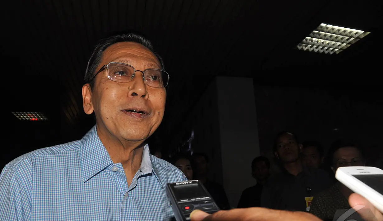 Boediono mengaku sempat membisiki Guru Besar Kehutanan dan Pertanian Universitas Gajah Mada (UGM) itu, Jakarta, Rabu (27/8/2014) (Liputan6.com/Miftahul Hayat)