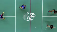 Ganda campuran Indonesia, Praveen Jordan/Debby Susanto, mengalahkan ganda campuran Hongkong, Lee Chun Hei/Chau Hoi Wah, dengan skor 21-12, 19-21, 21-15 pada laga Olimpiade Rio de Janeiro di Brasil, Kamis (11/8/2016). (Reuters/Marcelo Del Pozo)