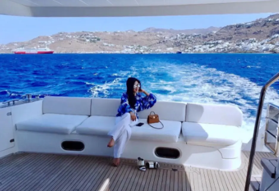 Syahrini berlibur ke Yunani. (Instagram/princessyahrini)