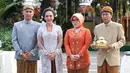 Terlihat Ibunda Caca bersama orang tua dari Dico Ganindito, suami chacha di sela-sela prosesi tersebut. (Galih W. Satria/Bintang.com)