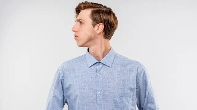 Ilustrasi memakai baju
