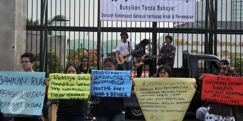 20160511-Aktivis Demo Stop Kekerasan Terhadap Anak Perempuan di Depan DPR-Jakarta