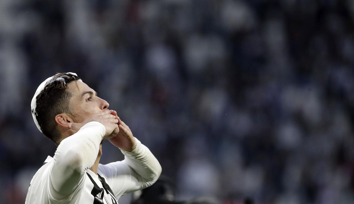 Striker Juventus, Cristiano Ronaldo, melakukan selebrasi usai meraih gelar juara Serie A 2019 di Stadion Juventus, Sabtu (20/4). Juventus menang 2-1 atas Fiorentina. (AP/Luca Bruno)