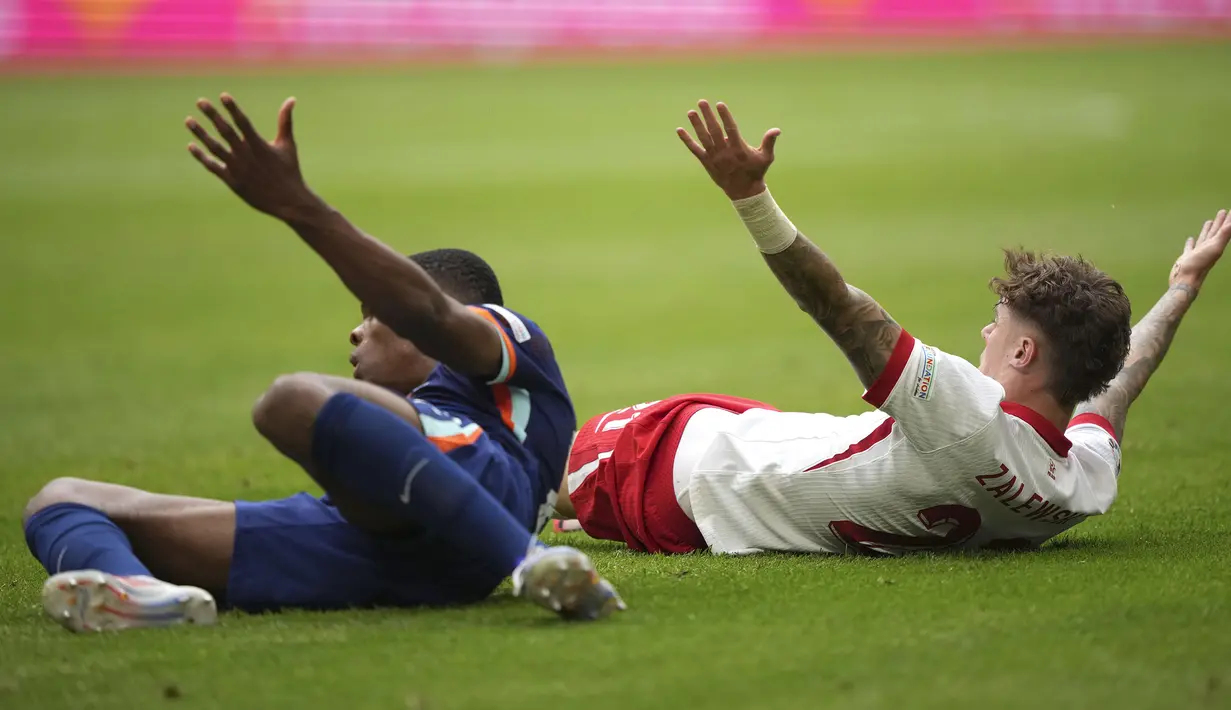 Bek Timnas Belanda, Denzel Dumfries (kiri) dan gelandang Timnas Polandia, Nicola Zalewski saling bereaksi setelah keduanya terjatuh usai perebutan bola pada laga Grup D Euro 2024 di Volksparkstadion, Hamburg, Jerman, Minggu (16/6/2024). (AP Photo/Ebrahim Noroozi)
