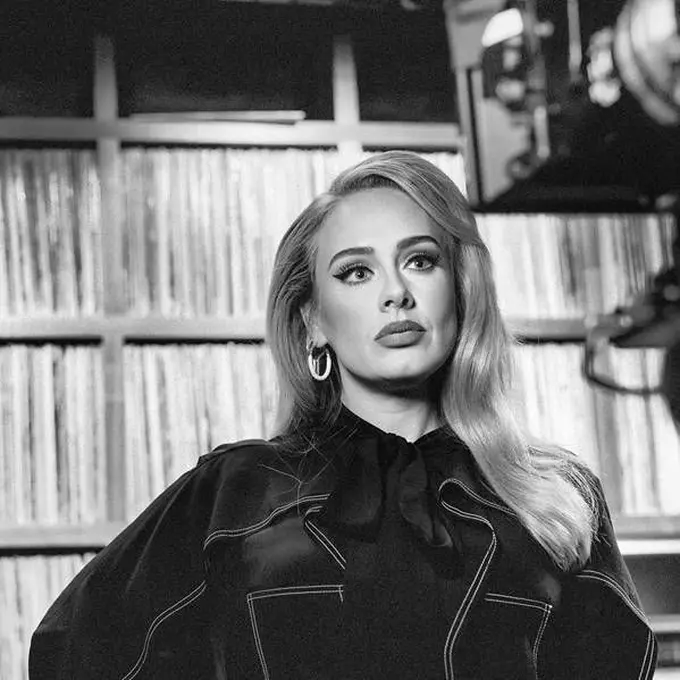 Tampilan Modis Adele dengan Burberry Saat Cerita Soal Album Baru