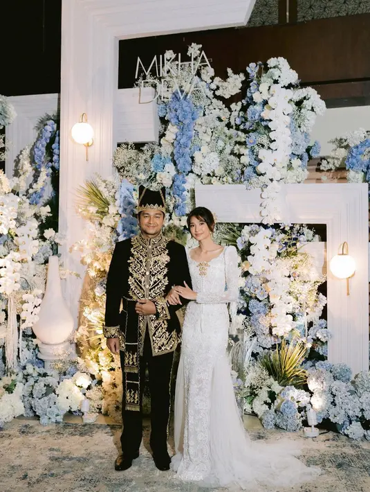 Untuk mempercantik penampilannya, Mikha juga memakai beberapa aksesoris pemanis dari Tulola. @miktambayong.