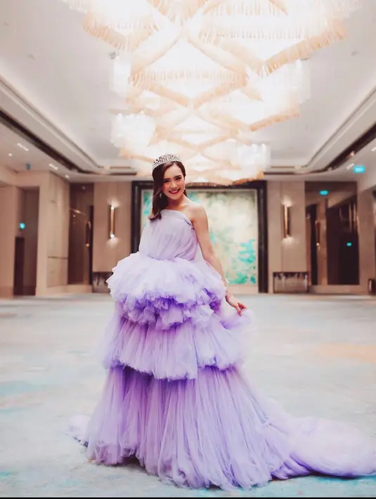 Tampil anggun dan menawan menggunakan dress ruffle tier berwarna lilac seperti Beby Tsabina juga dapat jadi inspirasi outfitmu ketika menghadiri undangan untuk Gala Dinner, lho.